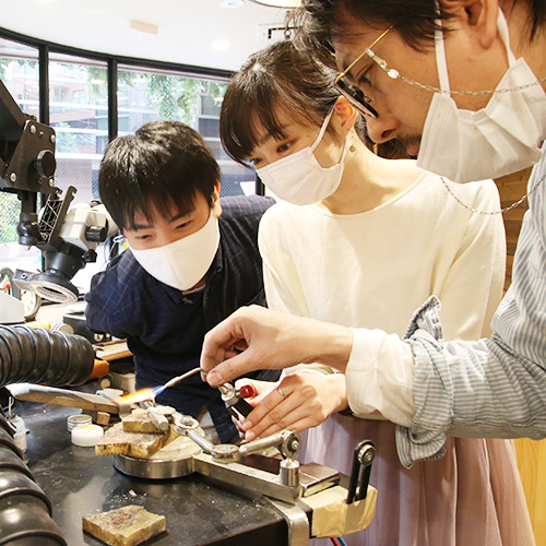東京指輪工房でカップルの手作りペアリング制作風景