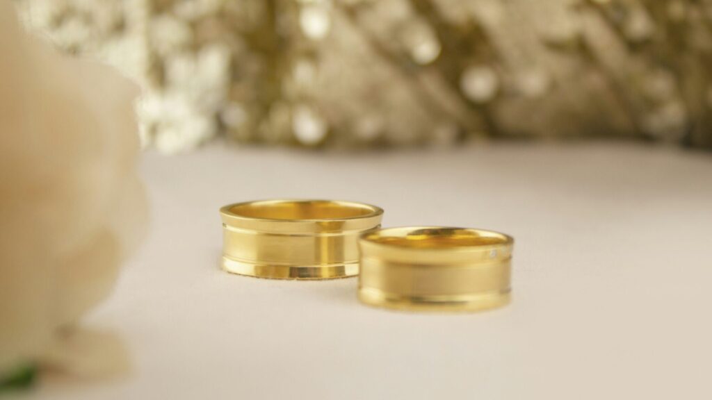ゴールドのリングが２つ並んでいる