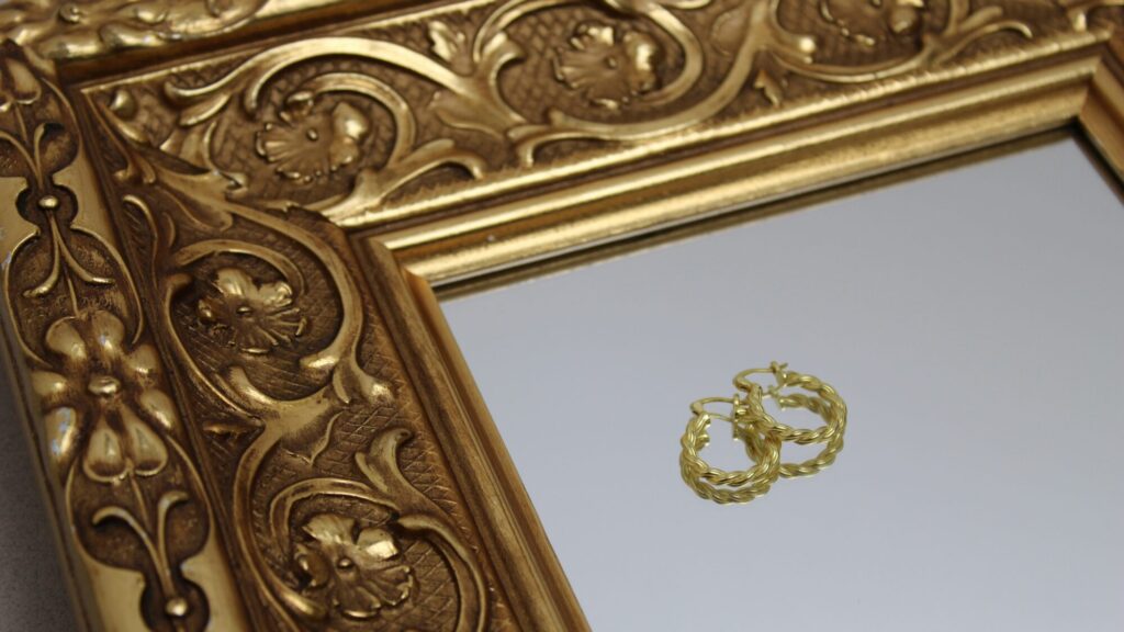 鏡の上にリング２つ