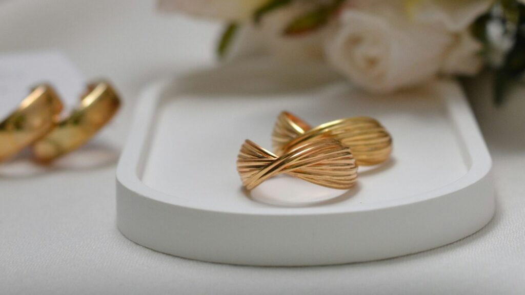 ゴールドのファッションリングが２つ並んでる