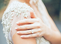 サムシングニューのウェディングドレスと結婚指輪