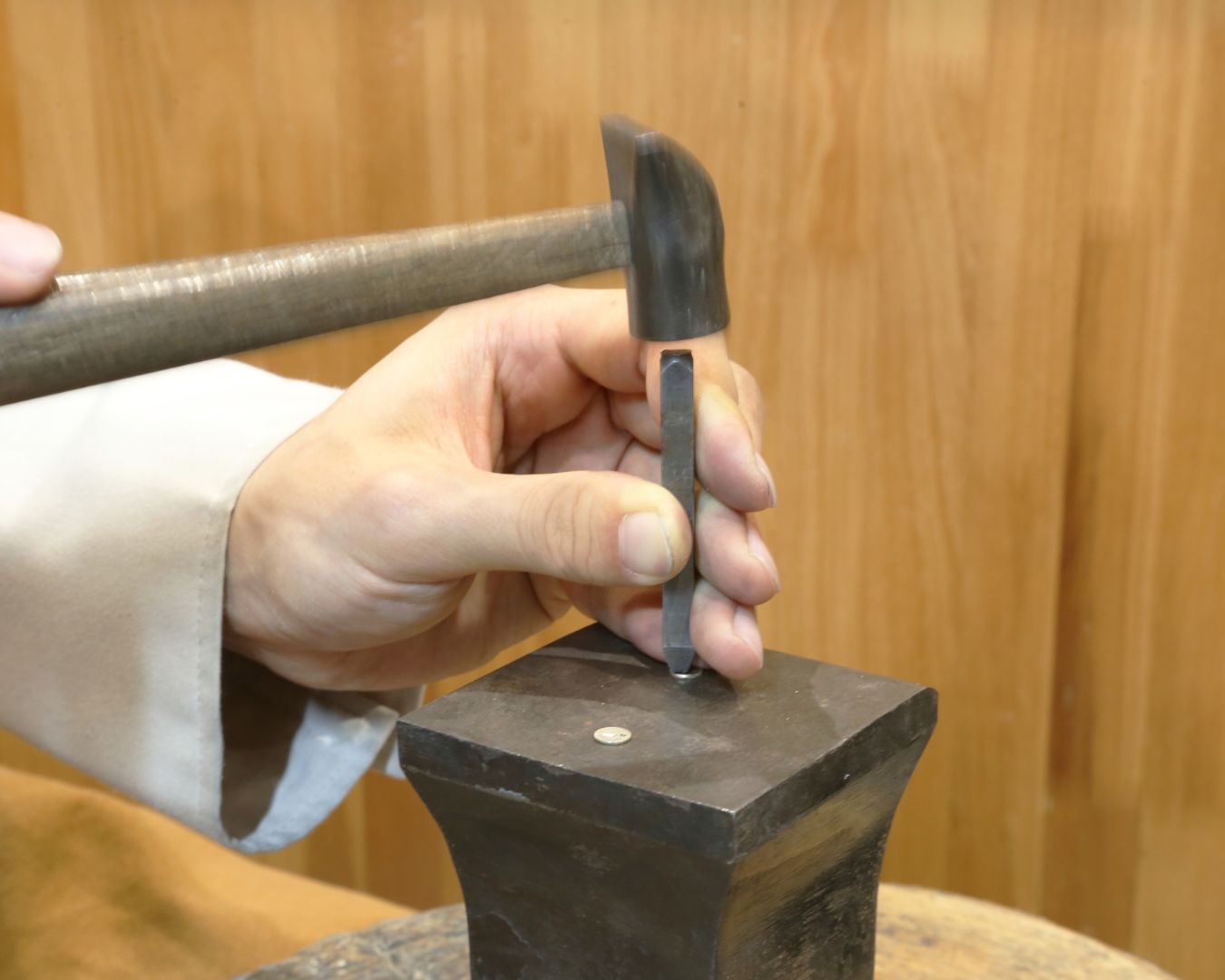 イニシャルコインリング制作工程4：イニシャルを刻む