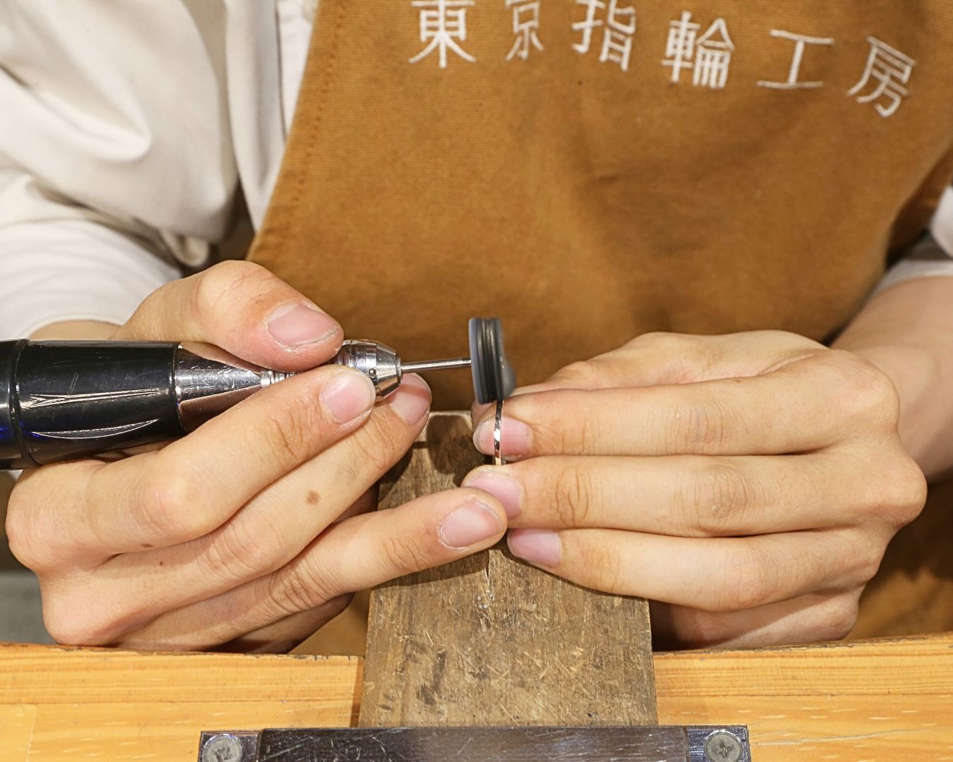 イニシャルコインリング制作工程5：リングを磨く