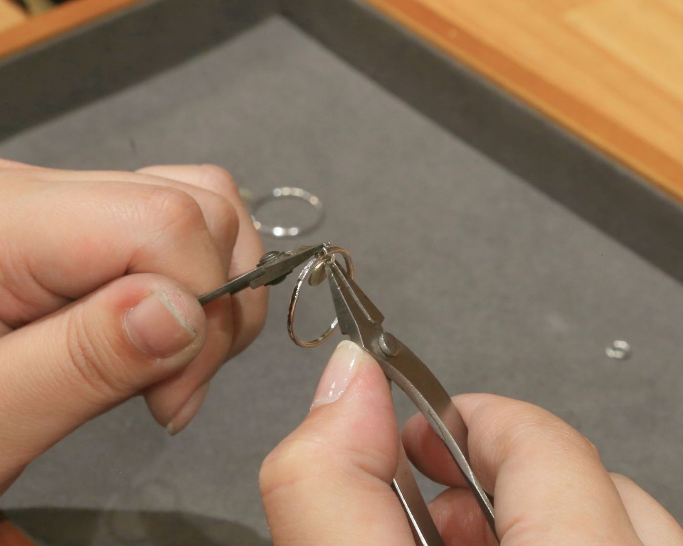イニシャルコインリング制作工程6：スタッフが仕上げる