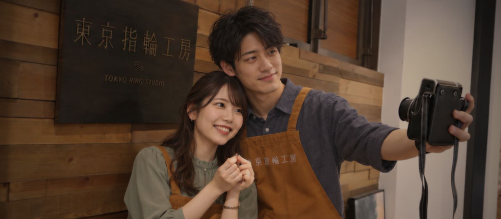 チェキで指輪作りの思い出を撮影するおふたり